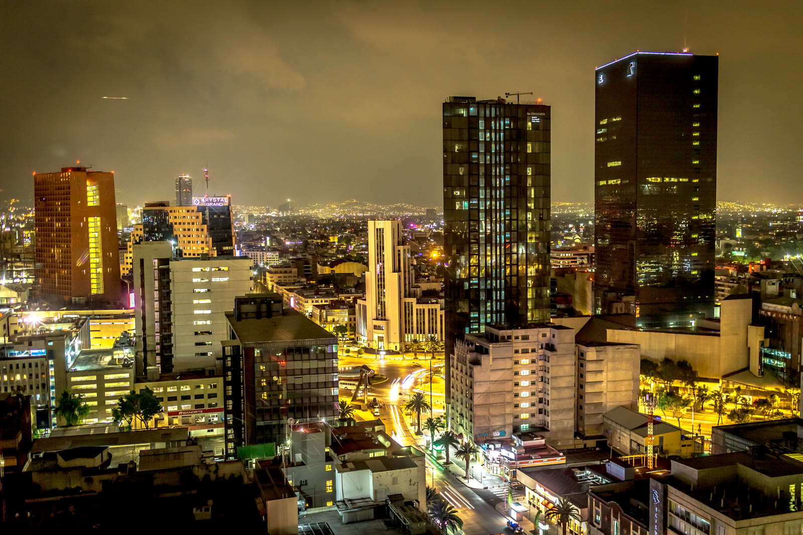 Vista nocturna de Ciudad de México con edificios iluminados