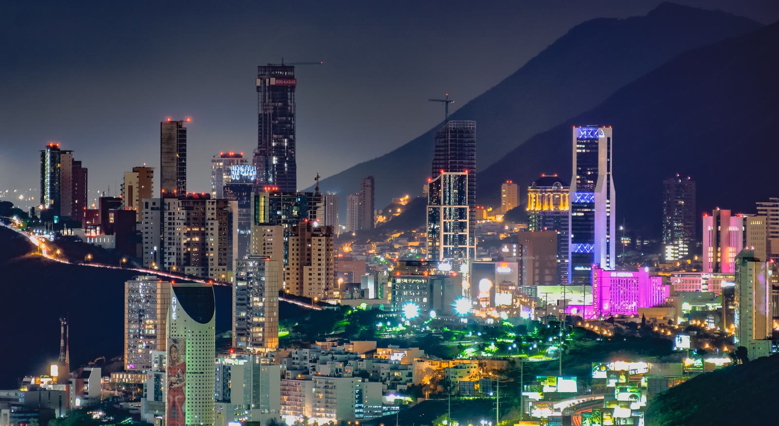 Rascacielos y montañas en Monterrey